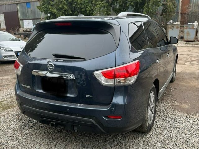 Синий Ниссан Патфайндер, объемом двигателя 3.5 л и пробегом 215 тыс. км за 13000 $, фото 4 на Automoto.ua