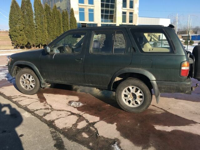 Зеленый Ниссан Патфайндер, объемом двигателя 3 л и пробегом 321 тыс. км за 4200 $, фото 1 на Automoto.ua