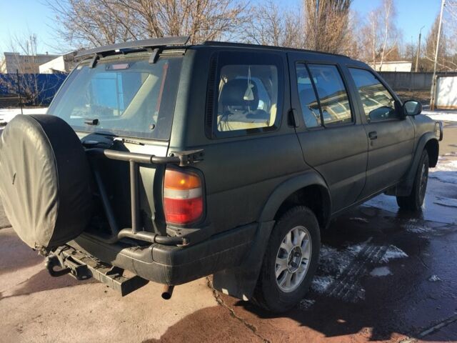 Зеленый Ниссан Патфайндер, объемом двигателя 3 л и пробегом 321 тыс. км за 4200 $, фото 4 на Automoto.ua