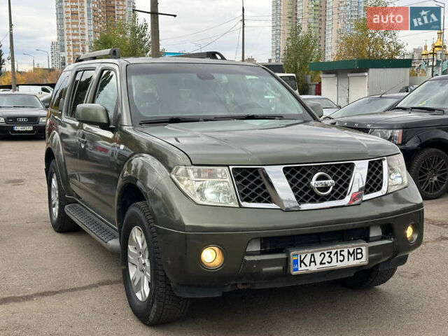 Зеленый Ниссан Патфайндер, объемом двигателя 2.49 л и пробегом 300 тыс. км за 7900 $, фото 1 на Automoto.ua