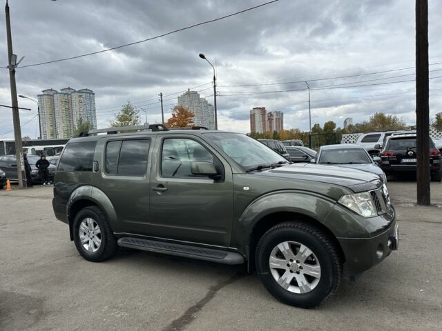 Зелений Ніссан Патфайндер, об'ємом двигуна 2.5 л та пробігом 300 тис. км за 7900 $, фото 2 на Automoto.ua