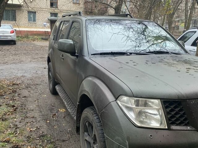 Зеленый Ниссан Патфайндер, объемом двигателя 2.5 л и пробегом 344 тыс. км за 4730 $, фото 3 на Automoto.ua