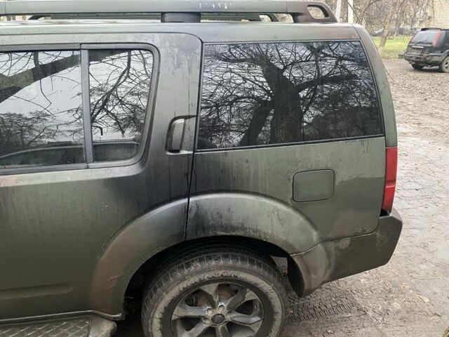 Зеленый Ниссан Патфайндер, объемом двигателя 2.5 л и пробегом 344 тыс. км за 4730 $, фото 1 на Automoto.ua