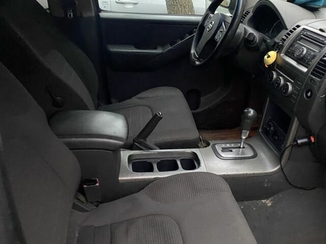 Зеленый Ниссан Патфайндер, объемом двигателя 2.5 л и пробегом 344 тыс. км за 4730 $, фото 2 на Automoto.ua