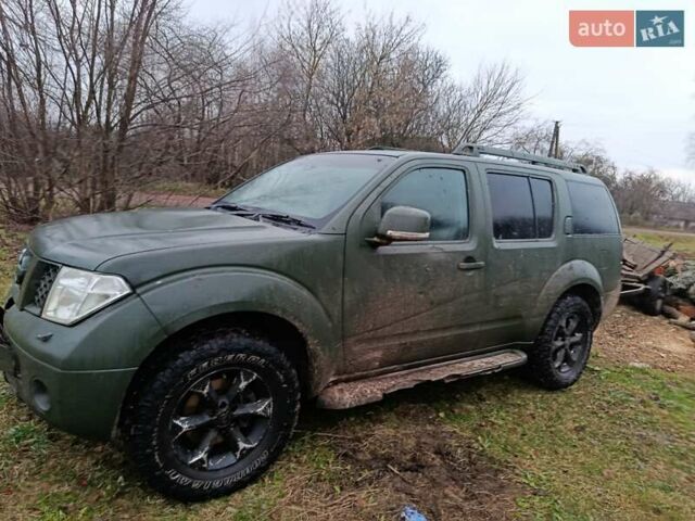 Зеленый Ниссан Патфайндер, объемом двигателя 2.5 л и пробегом 158 тыс. км за 5200 $, фото 2 на Automoto.ua
