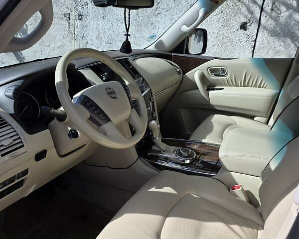 Белый Ниссан Патрол, объемом двигателя 5.6 л и пробегом 224 тыс. км за 15000 $, фото 6 на Automoto.ua