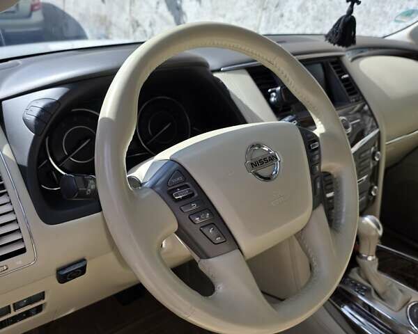 Белый Ниссан Патрол, объемом двигателя 5.6 л и пробегом 224 тыс. км за 15000 $, фото 4 на Automoto.ua