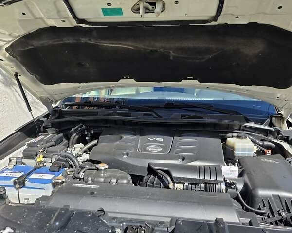 Белый Ниссан Патрол, объемом двигателя 5.6 л и пробегом 224 тыс. км за 15000 $, фото 13 на Automoto.ua