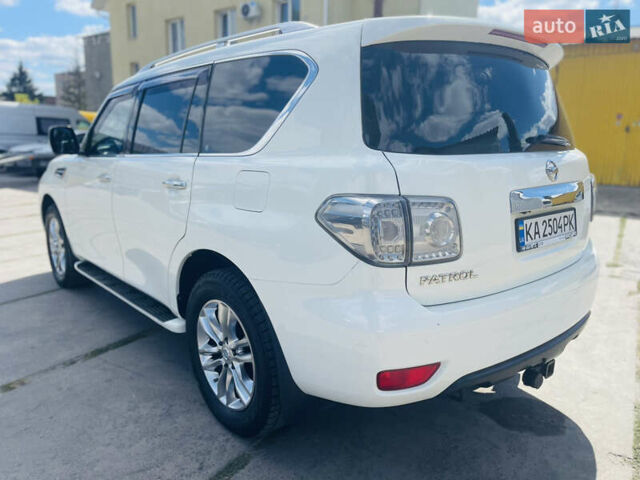 Белый Ниссан Патрол, объемом двигателя 5.6 л и пробегом 278 тыс. км за 17777 $, фото 3 на Automoto.ua