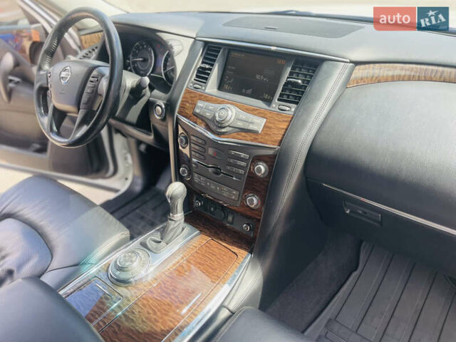 Белый Ниссан Патрол, объемом двигателя 5.6 л и пробегом 278 тыс. км за 17777 $, фото 7 на Automoto.ua