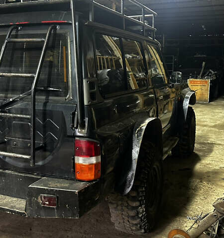 Черный Ниссан Патрол, объемом двигателя 0 л и пробегом 300 тыс. км за 7200 $, фото 5 на Automoto.ua