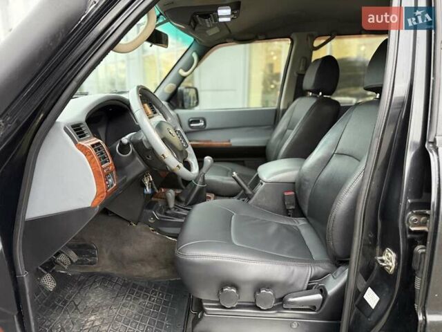 Черный Ниссан Патрол, объемом двигателя 3 л и пробегом 359 тыс. км за 18999 $, фото 13 на Automoto.ua