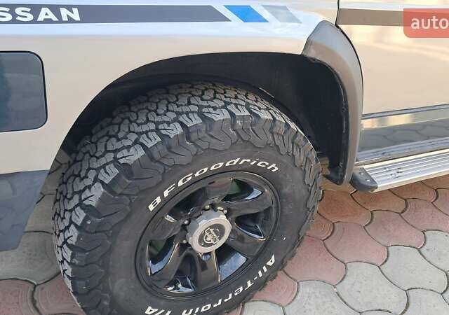Серый Ниссан Патрол, объемом двигателя 2.8 л и пробегом 300 тыс. км за 9997 $, фото 7 на Automoto.ua