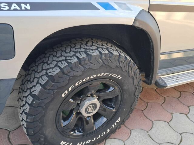 Серый Ниссан Патрол, объемом двигателя 2.8 л и пробегом 234 тыс. км за 9999 $, фото 6 на Automoto.ua