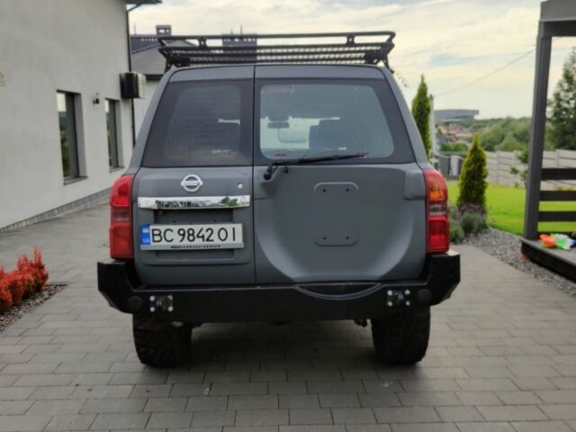 Серый Ниссан Патрол, объемом двигателя 3 л и пробегом 140 тыс. км за 19500 $, фото 2 на Automoto.ua