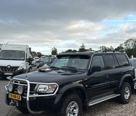 Зеленый Ниссан Патрол, объемом двигателя 3 л и пробегом 300 тыс. км за 7537 $, фото 6 на Automoto.ua