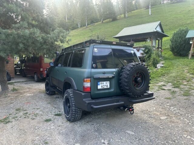 Зеленый Ниссан Патрол, объемом двигателя 4.2 л и пробегом 427 тыс. км за 35000 $, фото 5 на Automoto.ua