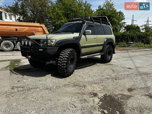 Зелений Ніссан Патрол, об'ємом двигуна 4.5 л та пробігом 356 тис. км за 25500 $, фото 1 на Automoto.ua