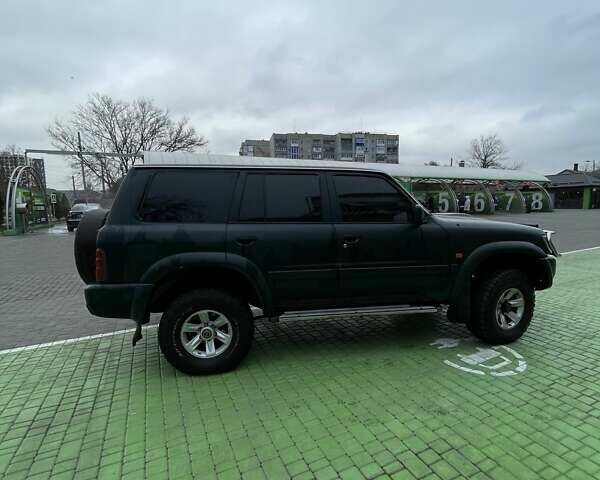 Зелений Ніссан Патрол, об'ємом двигуна 3 л та пробігом 446 тис. км за 15000 $, фото 1 на Automoto.ua