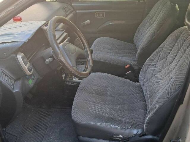 Бежевий Ніссан Прерія, об'ємом двигуна 2 л та пробігом 280 тис. км за 2000 $, фото 4 на Automoto.ua