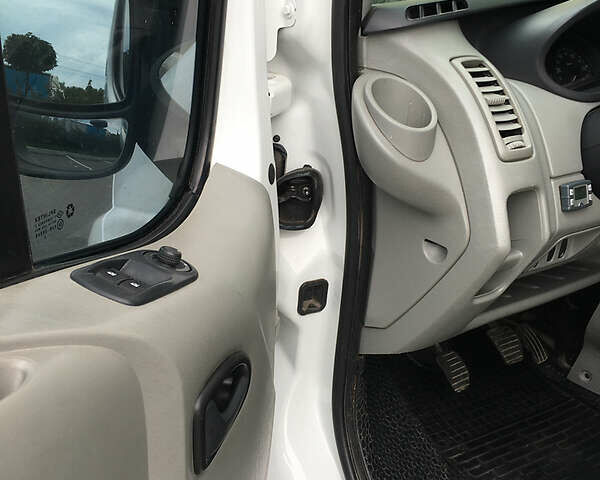 Белый Ниссан Примастар, объемом двигателя 2 л и пробегом 260 тыс. км за 9000 $, фото 14 на Automoto.ua