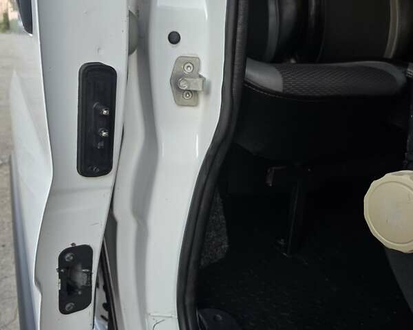 Білий Ніссан Прімастар, об'ємом двигуна 1.9 л та пробігом 278 тис. км за 8800 $, фото 50 на Automoto.ua