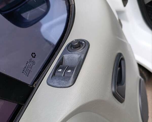 Белый Ниссан Примастар, объемом двигателя 2.5 л и пробегом 286 тыс. км за 8900 $, фото 10 на Automoto.ua