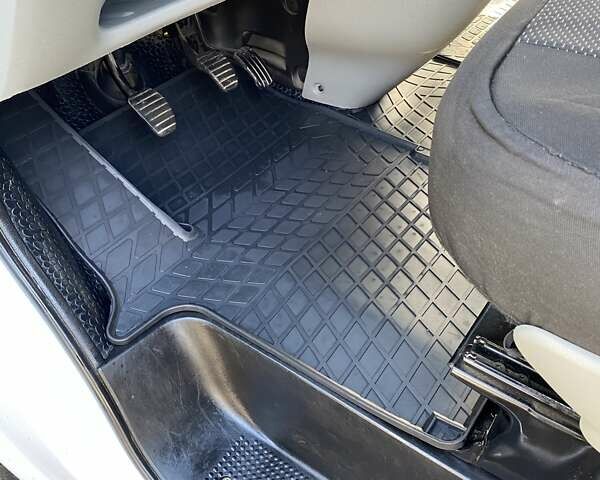 Белый Ниссан Примастар, объемом двигателя 2 л и пробегом 320 тыс. км за 11300 $, фото 15 на Automoto.ua