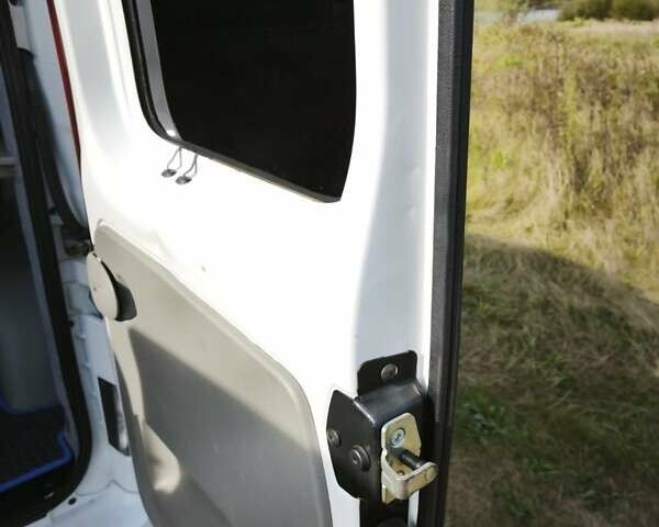 Белый Ниссан Примастар, объемом двигателя 2 л и пробегом 341 тыс. км за 11999 $, фото 21 на Automoto.ua