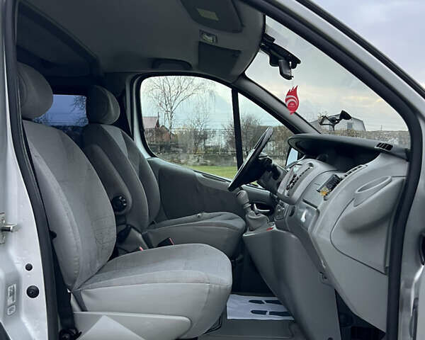 Серый Ниссан Примастар, объемом двигателя 2.5 л и пробегом 237 тыс. км за 9700 $, фото 33 на Automoto.ua