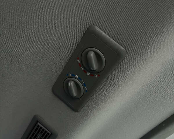 Серый Ниссан Примастар, объемом двигателя 2.5 л и пробегом 237 тыс. км за 9700 $, фото 49 на Automoto.ua