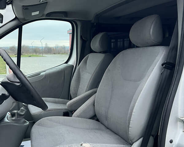 Серый Ниссан Примастар, объемом двигателя 2.5 л и пробегом 237 тыс. км за 9700 $, фото 23 на Automoto.ua