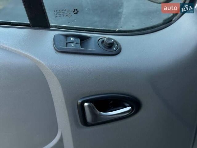 Сірий Ніссан Прімастар, об'ємом двигуна 2 л та пробігом 342 тис. км за 15300 $, фото 19 на Automoto.ua