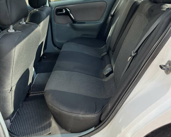 Белый Ниссан Примера, объемом двигателя 1.6 л и пробегом 269 тыс. км за 3500 $, фото 10 на Automoto.ua