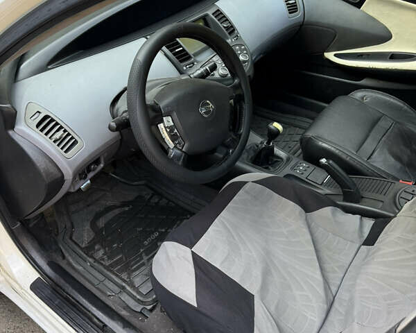 Белый Ниссан Примера, объемом двигателя 1.8 л и пробегом 290 тыс. км за 2800 $, фото 7 на Automoto.ua