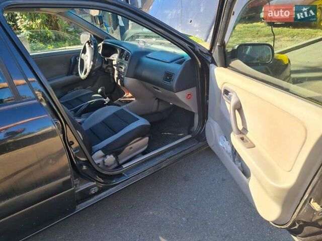 Черный Ниссан Примера, объемом двигателя 1.6 л и пробегом 377 тыс. км за 3200 $, фото 4 на Automoto.ua