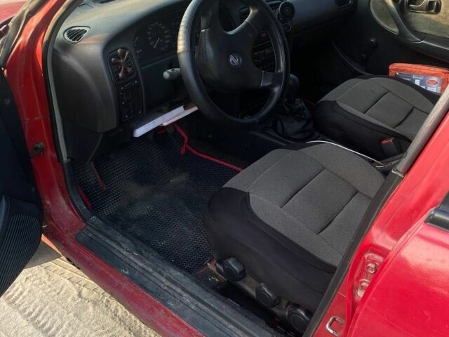 Красный Ниссан Примера, объемом двигателя 2 л и пробегом 450 тыс. км за 1200 $, фото 2 на Automoto.ua