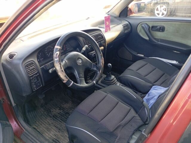 Красный Ниссан Примера, объемом двигателя 2 л и пробегом 273 тыс. км за 1300 $, фото 4 на Automoto.ua