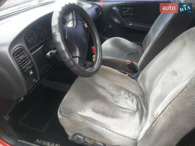 Красный Ниссан Примера, объемом двигателя 1.6 л и пробегом 230 тыс. км за 2500 $, фото 7 на Automoto.ua