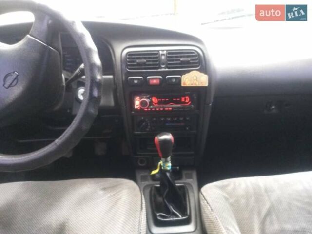 Красный Ниссан Примера, объемом двигателя 1.6 л и пробегом 230 тыс. км за 2500 $, фото 5 на Automoto.ua