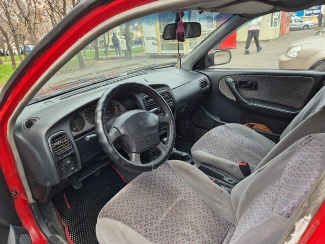 Красный Ниссан Примера, объемом двигателя 2 л и пробегом 470 тыс. км за 1800 $, фото 6 на Automoto.ua