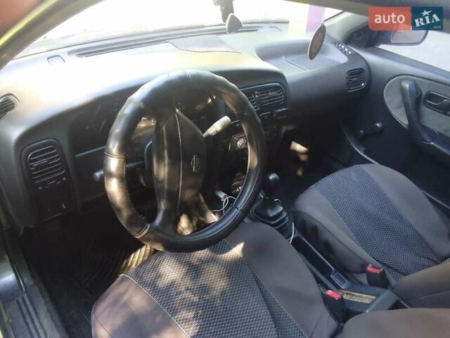 Серый Ниссан Примера, объемом двигателя 1.6 л и пробегом 290 тыс. км за 1500 $, фото 5 на Automoto.ua
