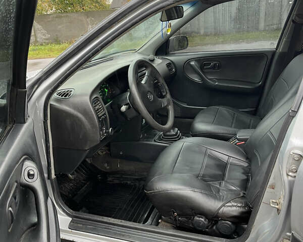 Серый Ниссан Примера, объемом двигателя 1.6 л и пробегом 340 тыс. км за 1800 $, фото 8 на Automoto.ua