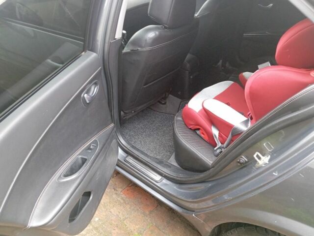 Серый Ниссан Примера, объемом двигателя 1.8 л и пробегом 253 тыс. км за 3900 $, фото 6 на Automoto.ua