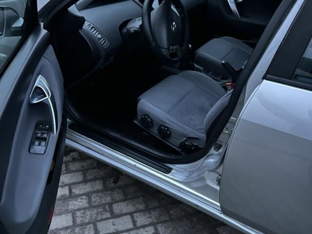 Серый Ниссан Примера, объемом двигателя 1.6 л и пробегом 280 тыс. км за 3400 $, фото 5 на Automoto.ua