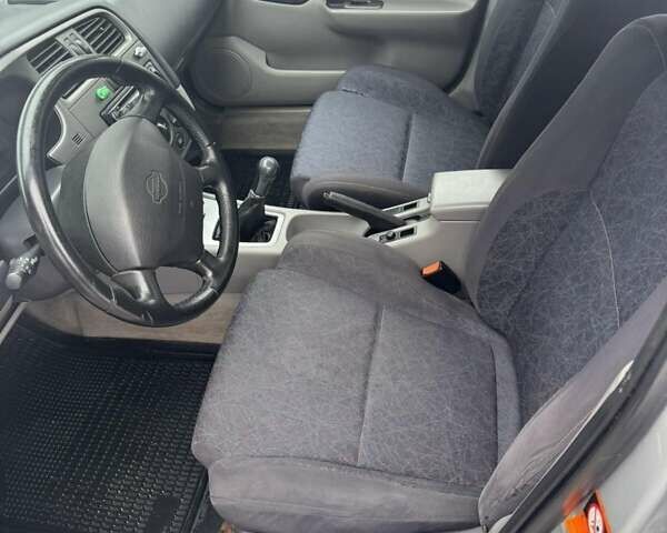 Серый Ниссан Примера, объемом двигателя 1.8 л и пробегом 120 тыс. км за 3200 $, фото 5 на Automoto.ua