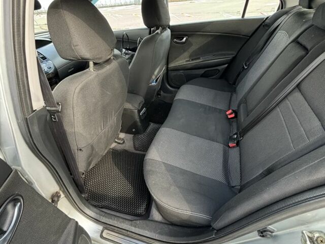 Серый Ниссан Примера, объемом двигателя 2.2 л и пробегом 300 тыс. км за 3000 $, фото 12 на Automoto.ua