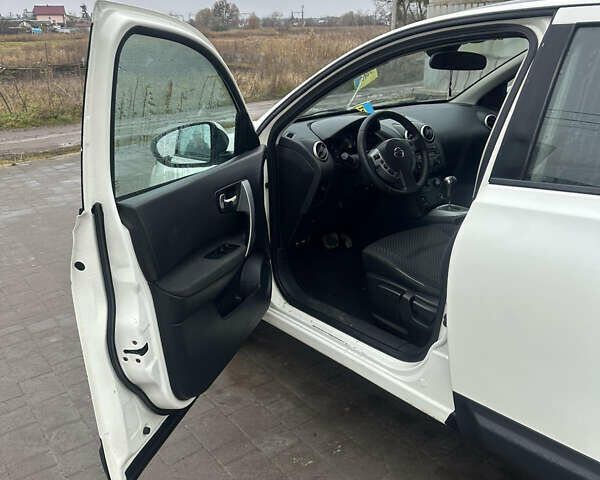 Белый Ниссан Кашкай, объемом двигателя 2 л и пробегом 250 тыс. км за 8000 $, фото 3 на Automoto.ua