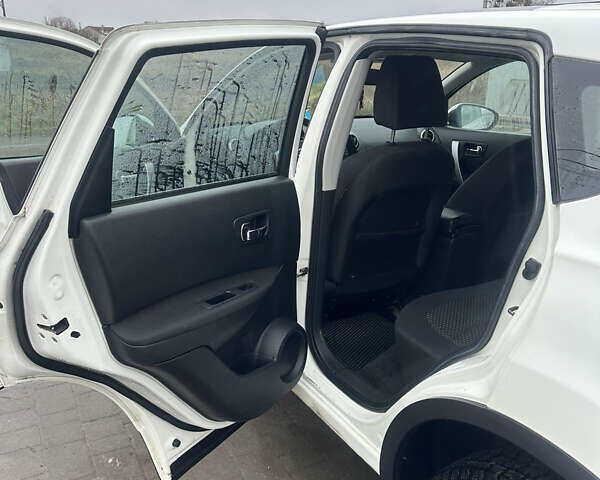 Белый Ниссан Кашкай, объемом двигателя 2 л и пробегом 250 тыс. км за 8000 $, фото 4 на Automoto.ua