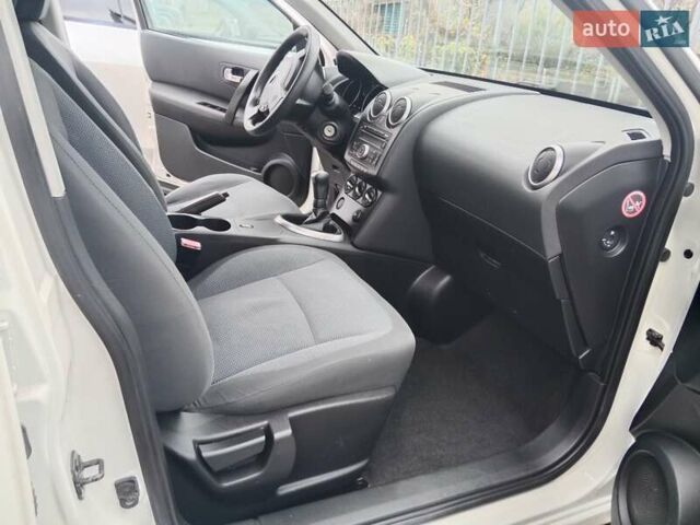 Белый Ниссан Кашкай, объемом двигателя 1.6 л и пробегом 260 тыс. км за 8300 $, фото 5 на Automoto.ua